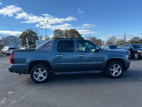 Used 2011 Chevrolet Avalanche LTZ image 2