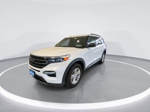 Used 2020 Ford Explorer XLT w/ Equipment Group 202A AWD/4WD image 4