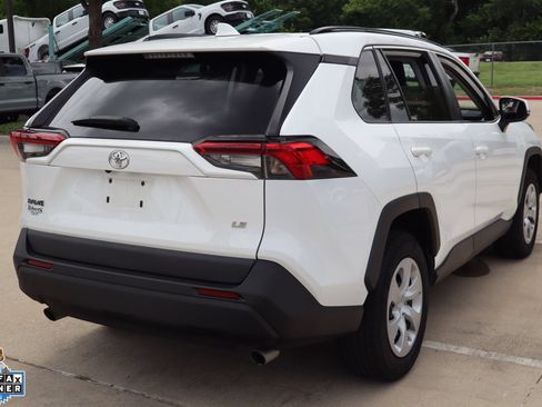 Used 2021 Toyota RAV4 LE FWD image 3