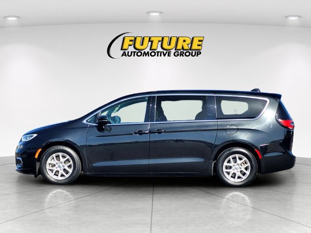 Used 2023 Chrysler Pacifica Touring-L FWD image 7
