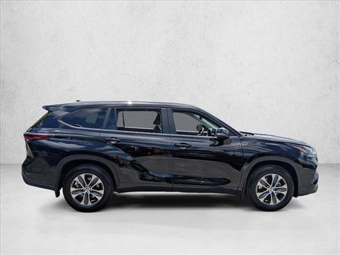 Used 2025 Toyota Highlander XLE image 4