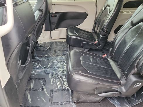 Used 2022 Chrysler Pacifica Touring-L FWD image 10