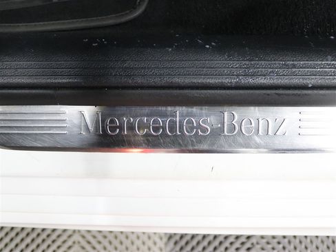 Used 2018 Mercedes-Benz E 300 4MATIC image 40