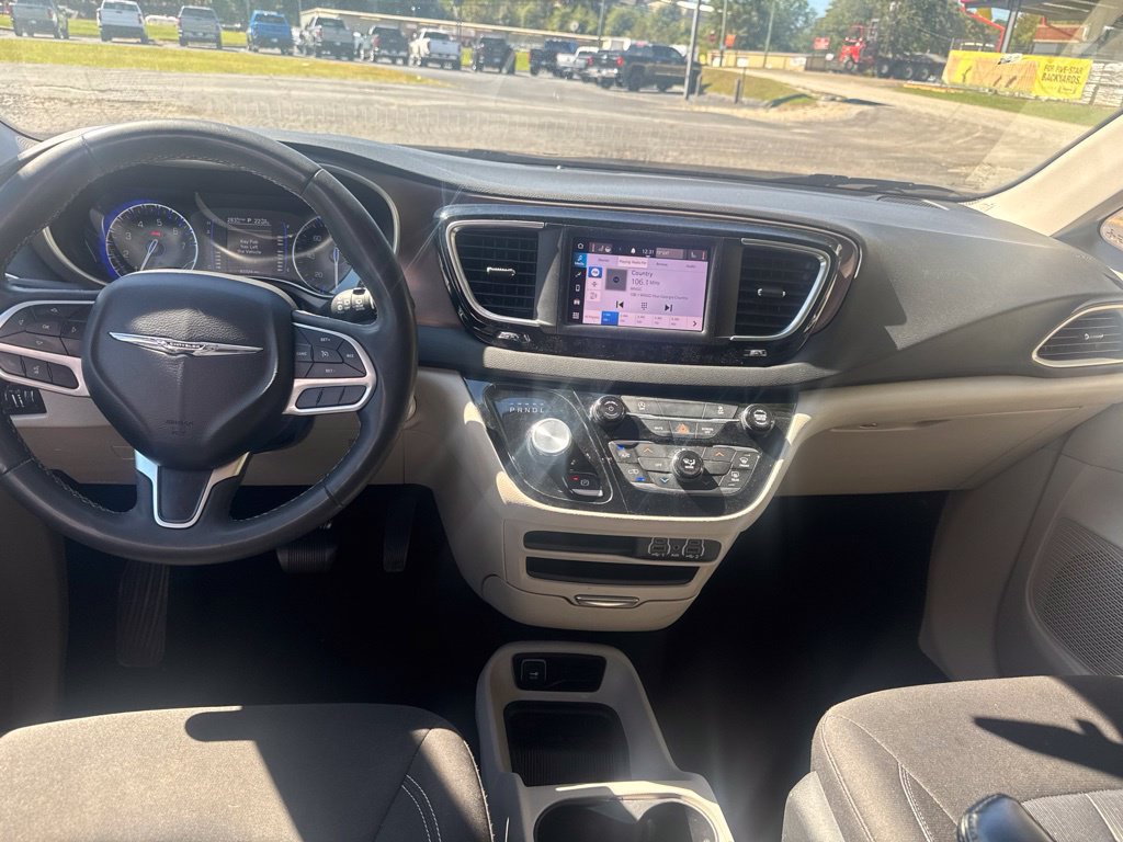 Used 2022 Chrysler Voyager LX FWD image 3