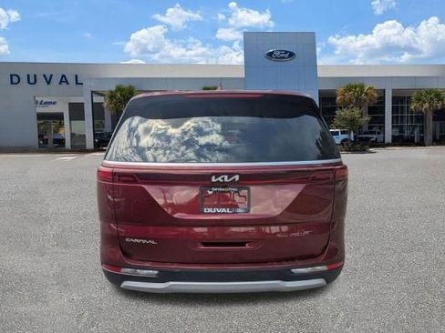 Used 2024 Kia Carnival LX FWD image 4