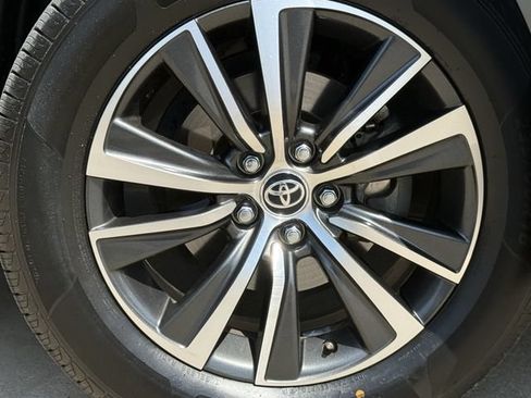 Used 2021 Toyota Venza LE AWD/4WD image 10