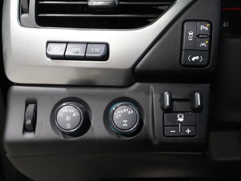 Used 2018 Chevrolet Suburban Premier image 36