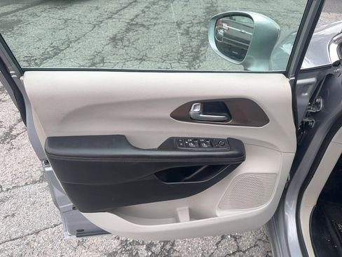 Used 2018 Chrysler Pacifica Touring-L Plus FWD image 12