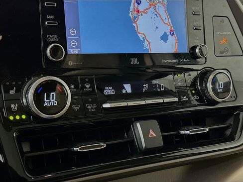 Used 2022 Toyota Highlander Limited AWD/4WD image 18