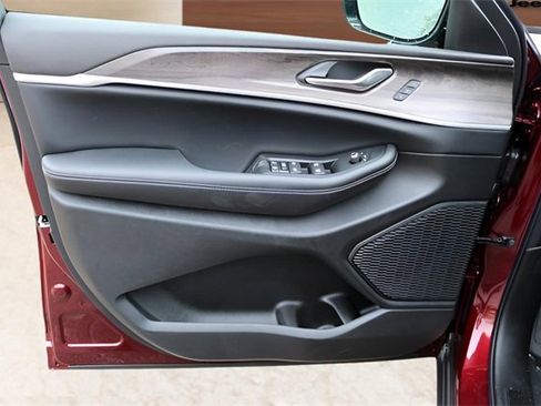 New 2025 Jeep Grand Cherokee Limited image 10