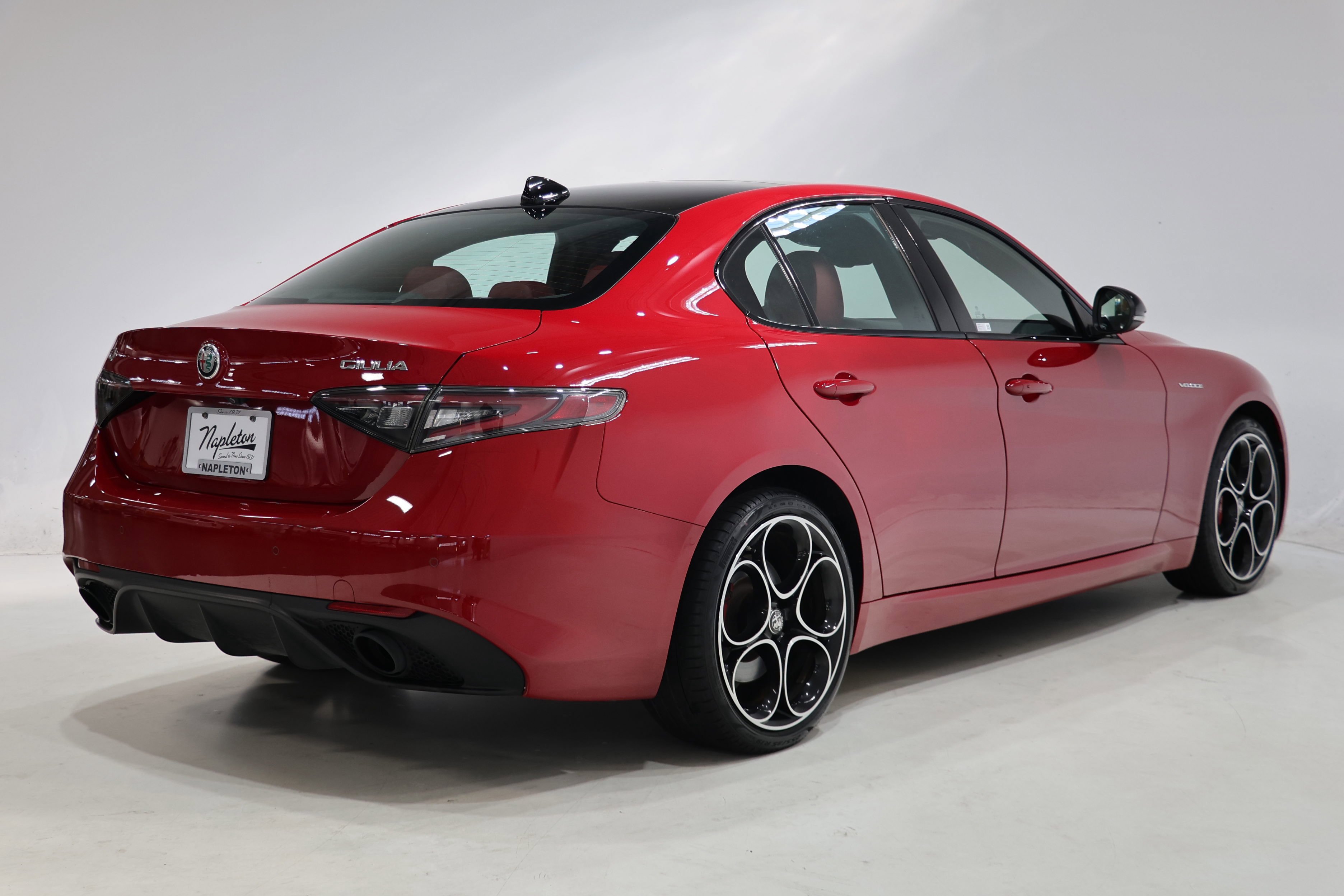 Certified 2024 Alfa Romeo Giulia Veloce AWD/4WD image 7