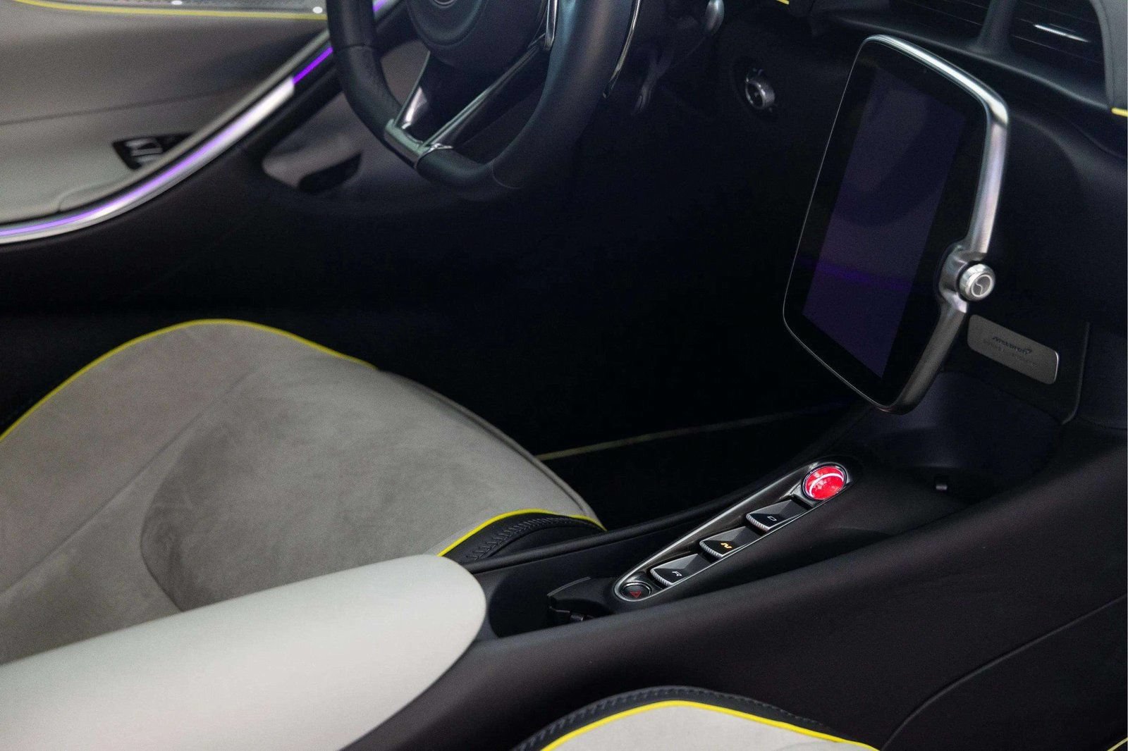 Used 2023 McLaren Artura RWD image 22