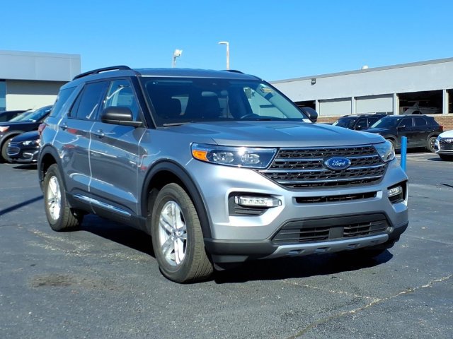 Used 2023 Ford Explorer XLT w/ Equipment Group 202A AWD/4WD image 3