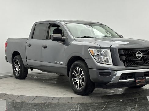 Used 2023 Nissan Titan SV image 3