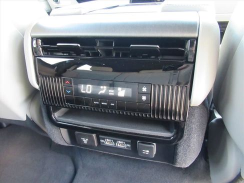 Used 2025 Jeep Wagoneer 4WD image 14