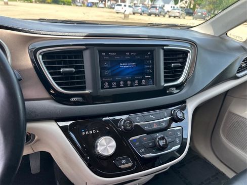 Used 2018 Chrysler Pacifica Touring-L FWD image 26