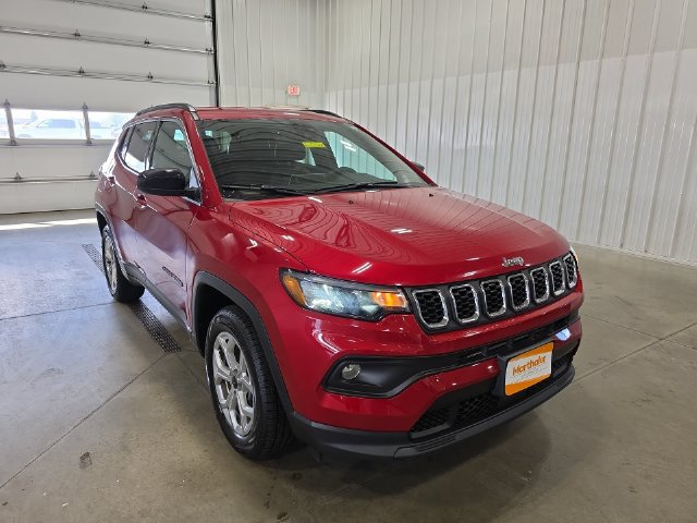 Used 2025 Jeep Compass Latitude AWD/4WD image 2