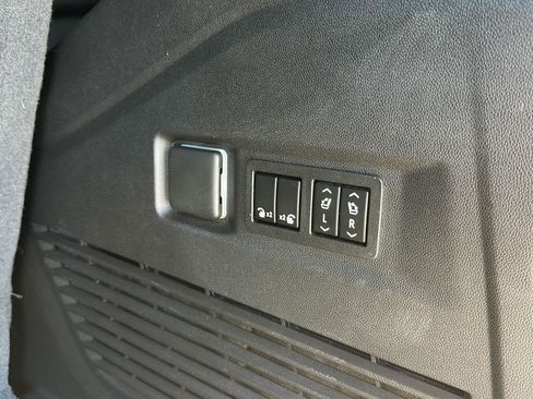 Used 2023 GMC Yukon Denali Ultimate AWD/4WD image 32
