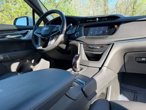 Used 2025 Cadillac XT5 Premium Luxury image 12