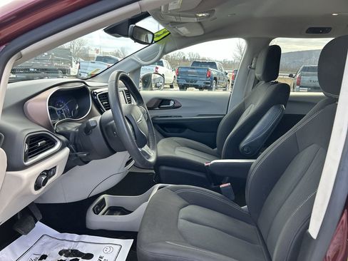Used 2023 Chrysler Voyager LX image 20