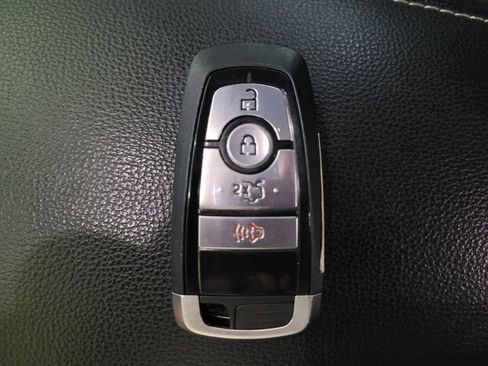 Used 2020 Ford Fusion SE FWD image 32