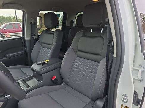 Used 2025 Nissan Frontier SV w/ SV Convenience Package image 18