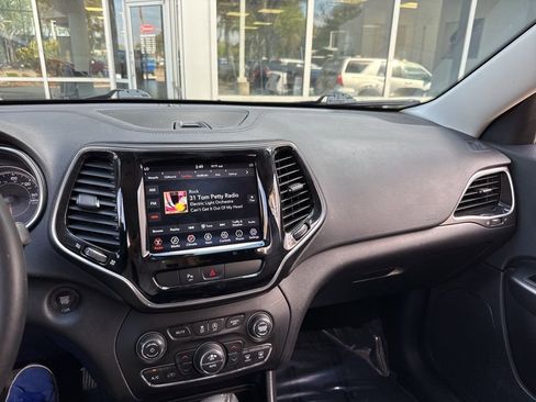 Used 2019 Jeep Cherokee Limited image 35
