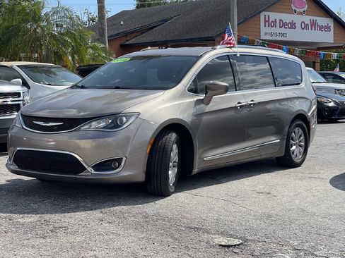 Used 2018 Chrysler Pacifica Touring-L image 2