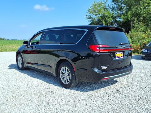 Used 2024 Chrysler Pacifica Touring-L FWD image 9
