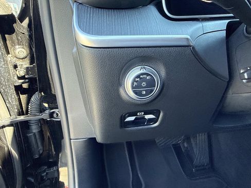 Used 2025 Mercedes-Benz C 300 Sedan image 31