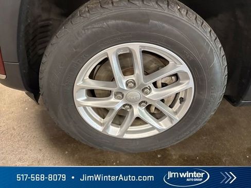 Used 2021 Jeep Grand Cherokee L Laredo w/ Luxury Tech Group I AWD/4WD image 3
