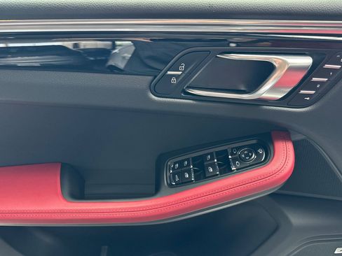 Used 2025 Porsche Macan image 12