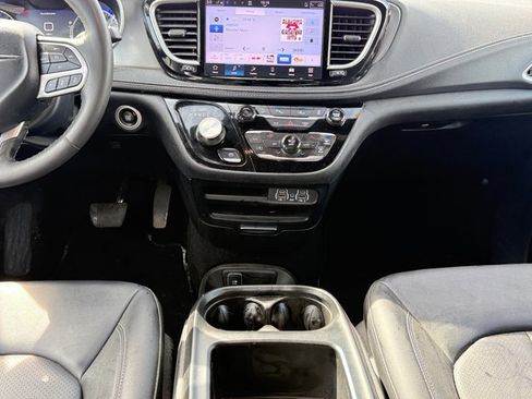 Used 2025 Chrysler Pacifica Select image 14