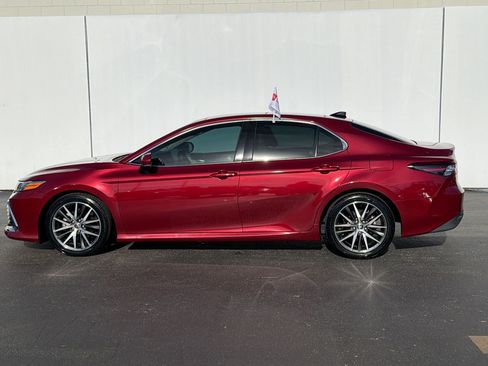 Used 2022 Toyota Camry XLE w/ Navigation Package FWD image 2