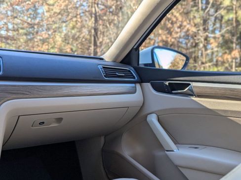 Used 2017 Volkswagen Passat 1.8T SE image 16