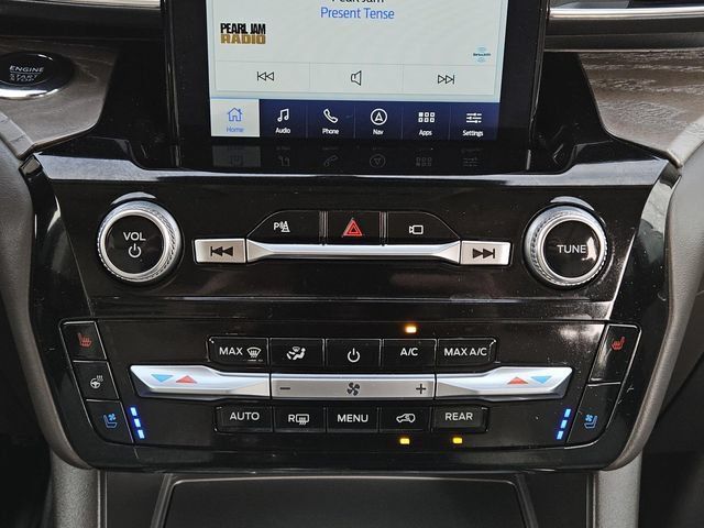 Used 2022 Ford Explorer Platinum w/ Equipment Group 601A AWD/4WD image 16