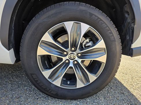 Used 2021 Toyota Highlander XLE AWD/4WD image 42