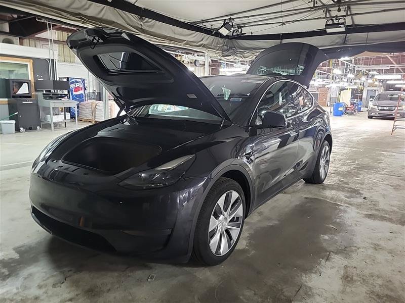 Used 2024 Tesla Model Y Long Range AWD/4WD image 3