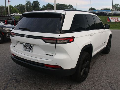 Used 2024 Jeep Grand Cherokee Limited w/ Black Appearance Package AWD/4WD image 12