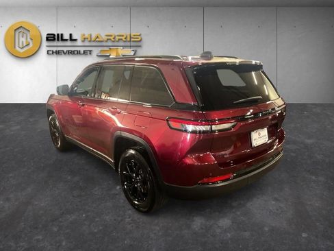 Used 2024 Jeep Grand Cherokee Altitude AWD/4WD image 12