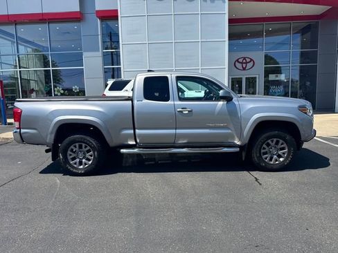 Used 2017 Toyota Tacoma SR5 w/ Tow Package AWD/4WD image 2