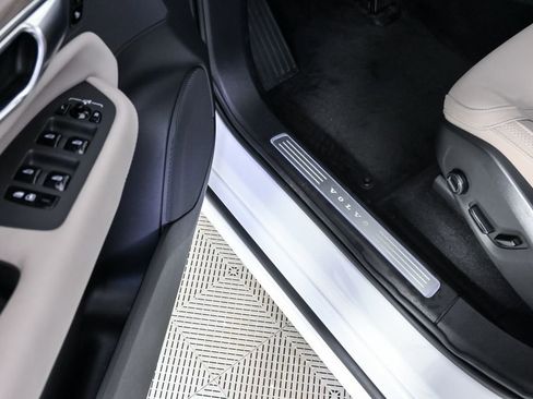 Certified 2025 Volvo XC90 B6 Plus image 10