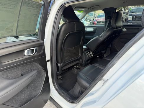 Used 2022 Volvo XC40 T5 Momentum image 27