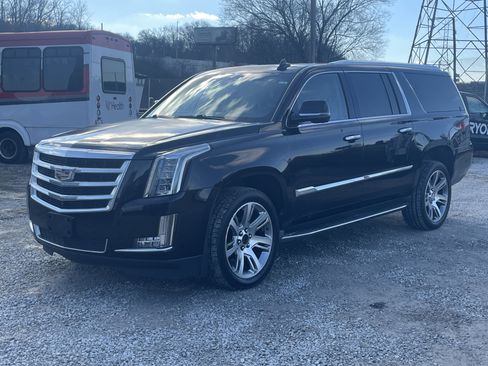 Used 2016 Cadillac Escalade ESV Luxury image 2