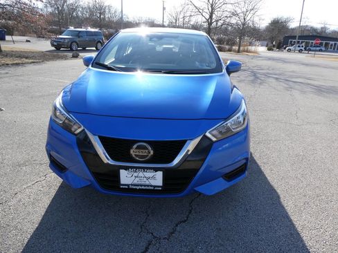 Used 2021 Nissan Versa SV image 2