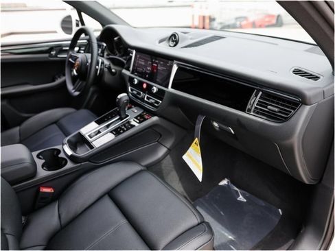 Certified 2025 Porsche Macan image 27