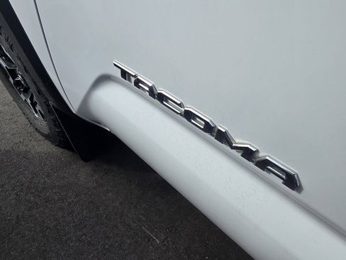 Used 2020 Toyota Tacoma TRD Off-Road image 11