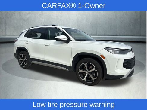 Used 2025 Volkswagen Tiguan SE w/ Panoramic Sunroof Package image 9