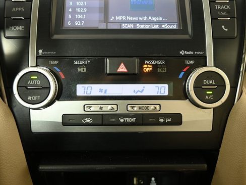 Used 2014 Toyota Camry LE image 29