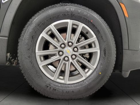 Used 2023 Chevrolet Traverse LT w/ Rear Camera Mirror Package image 3